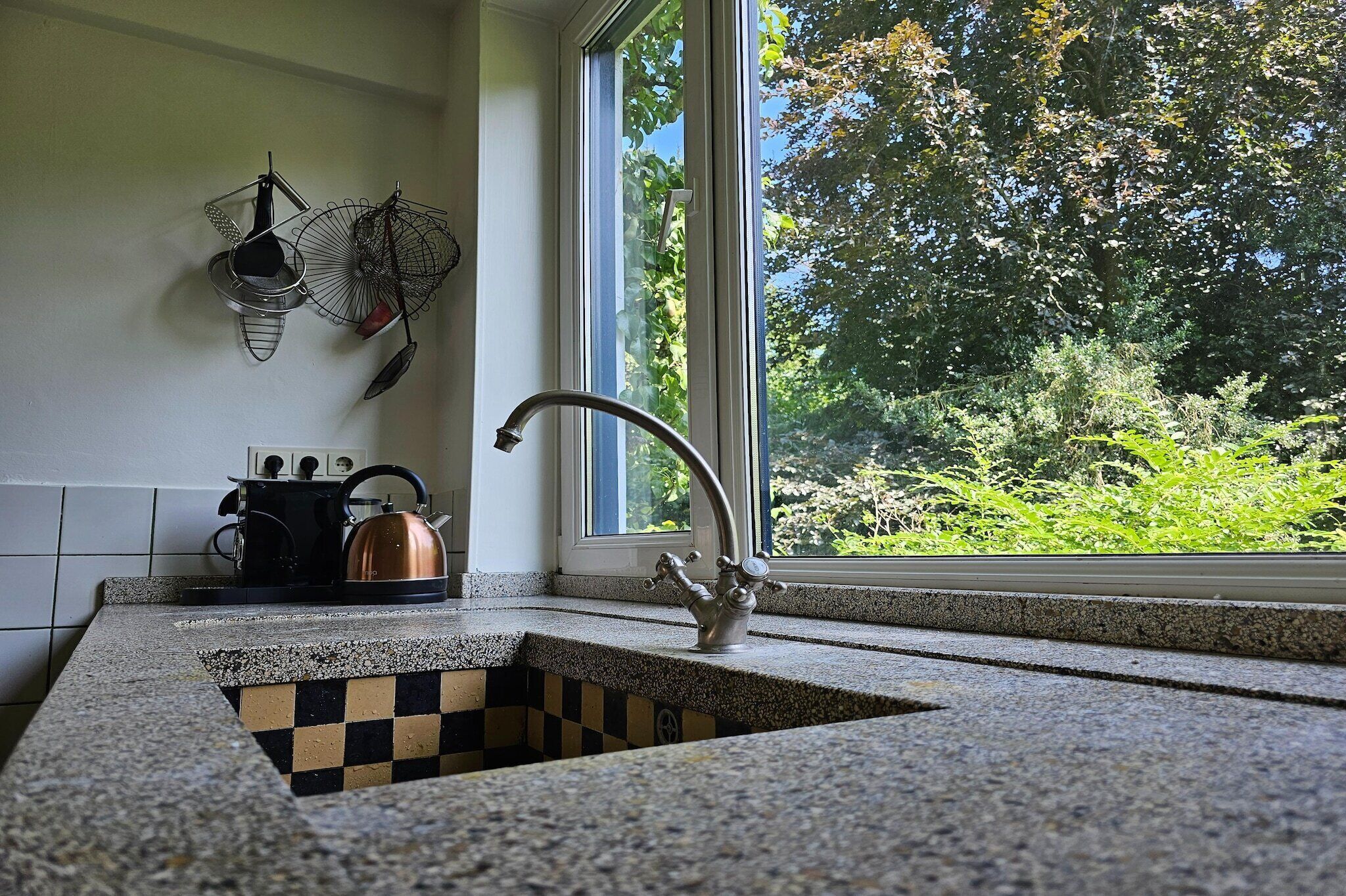 Fridge, oven, stovetop, coffee/tea maker