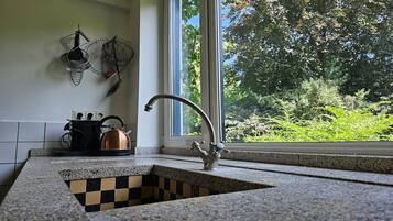 Frigorífico, horno, placa de cocina y cafetera o tetera