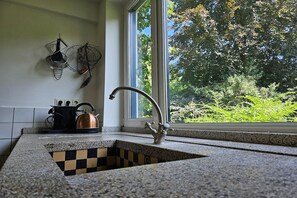 Jääkaappi, uuni, liesi, kahvin-/teenkeitin