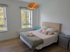 5 عدّة غرف نوم ومكواة/لوح كي وواي فاي وملاءات أسرّة