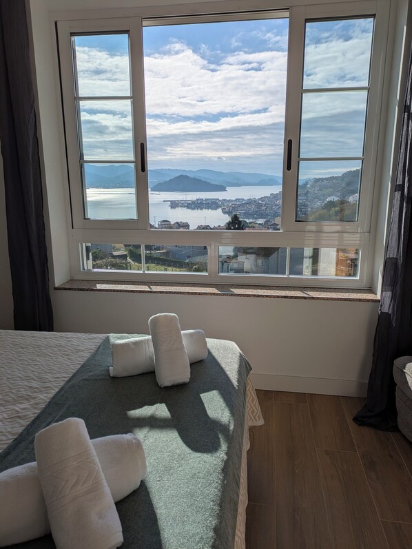 5 bedrooms, iron/ironing board, WiFi, bed sheets