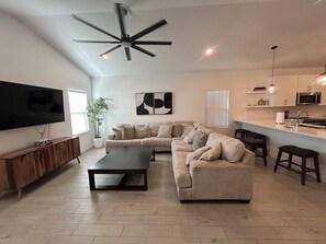 Smart TV - Spacious 5-bedroom 3 bathroom house with WiFi, AC in wonderful Glendale (Glendale)