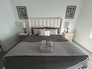 5 bedrooms, free WiFi, bed sheets - Spacious 5-bedroom 3 bathroom house with WiFi, AC in wonderful Glendale (Glendale)