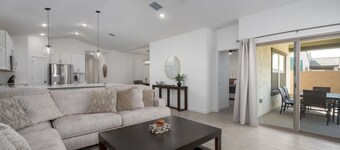 Spacious 5-bedroom 3 bathroom house with WiFi, AC in wonderful Glendale