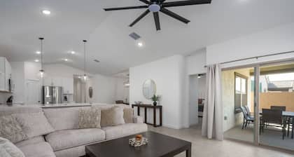 Spacious 5-bedroom 3 bathroom house with WiFi, AC in wonderful Glendale