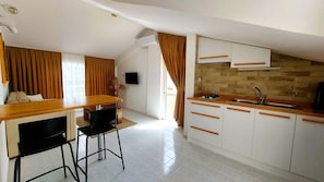 Mar Soleil 23 - 1 Bedroom Apartment | Cozinha privada | Geladeira grande, cooktop, cadeirão de bebê