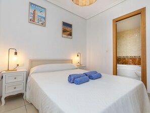 3 bedrooms, desk, Internet