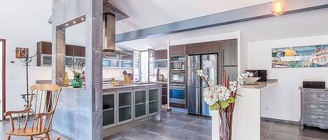 Kühlschrank, Mikrowelle, Ofen, Geschirrspüler