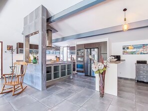 Réfrigérateur, micro-ondes, four, lave-vaisselle