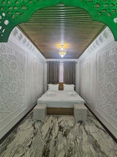 HOTEL PARVINA