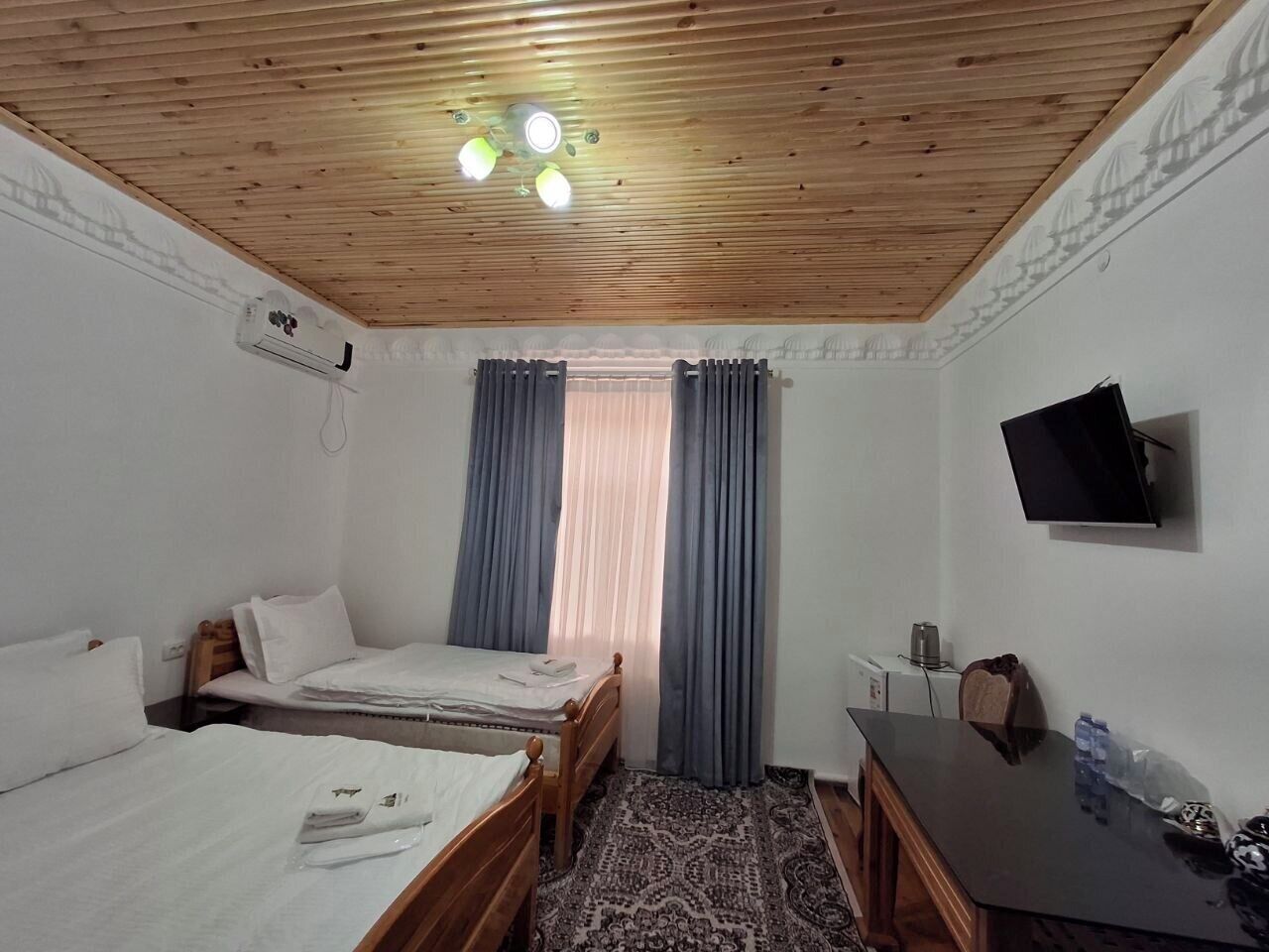 Chambre triple familiale, 1 chambre, vue sur la ville | Coffre-fort, espace de travail pour ordinateurs portables