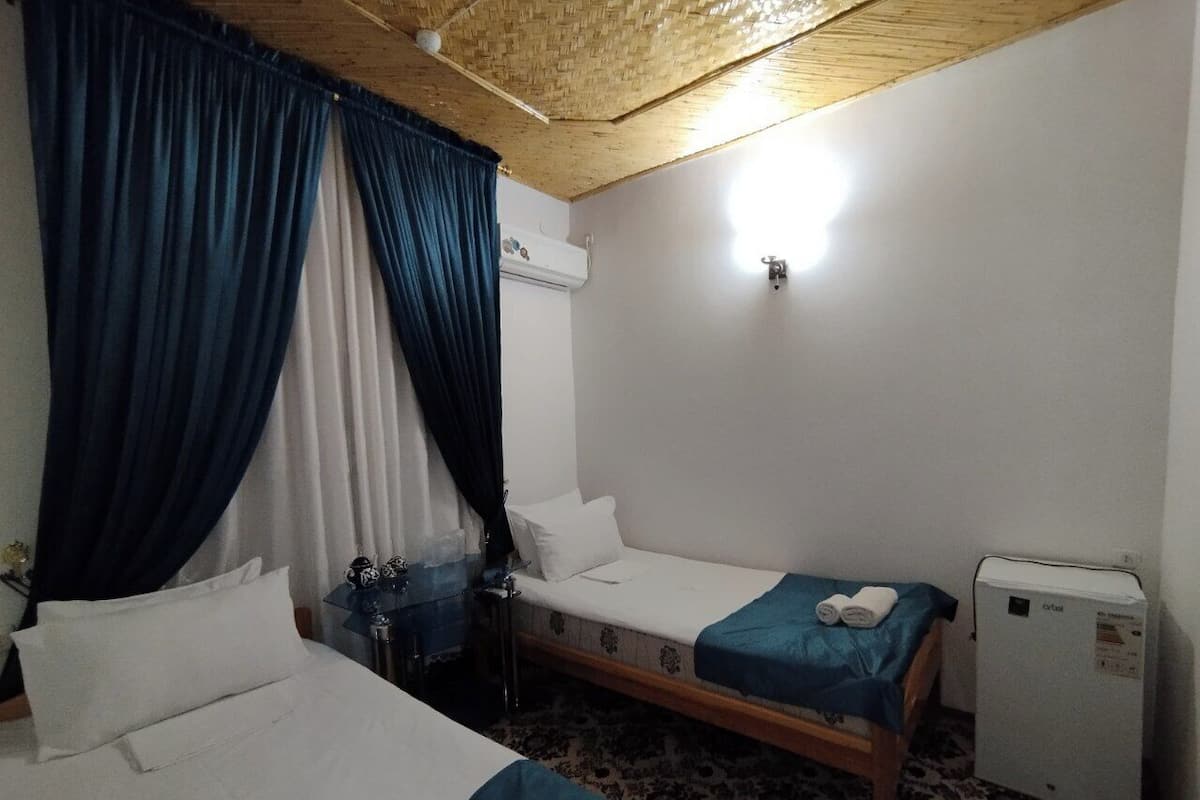 Tallelokero huoneessa, äänieristys, silitysrauta/-lauta