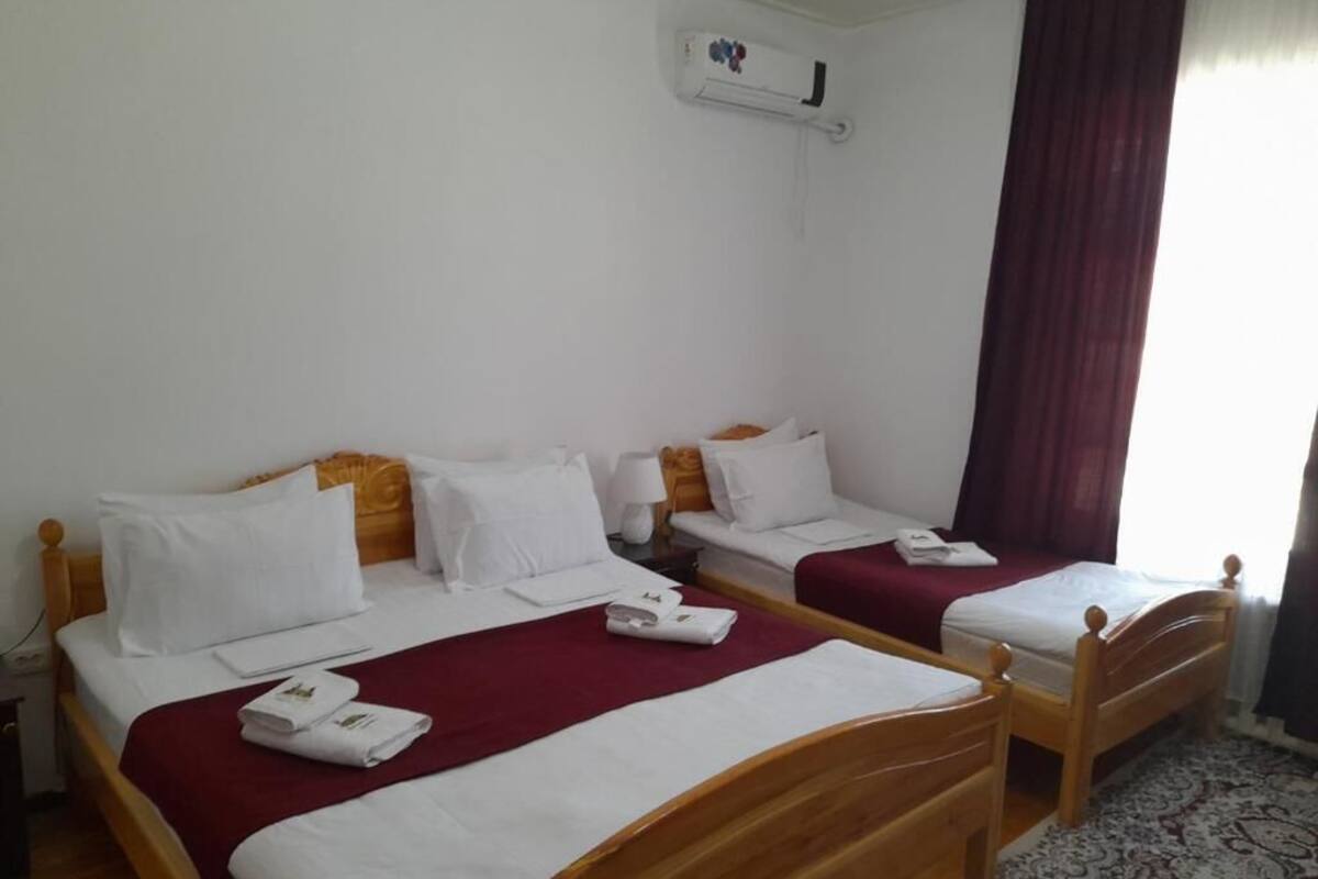 Chambre triple Deluxe | Coffre-fort, systĂšme dâinsonorisation, fer et planche Ă repasser