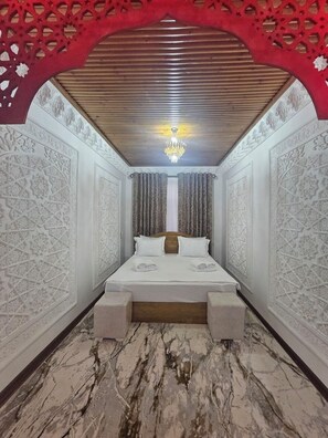 Egyptian cotton sheets, premium bedding, in-room safe, desk - HOTEL PARVINA (Bukhara)
