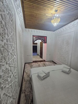 Egyptian cotton sheets, premium bedding, in-room safe, desk - HOTEL PARVINA (Bukhara)