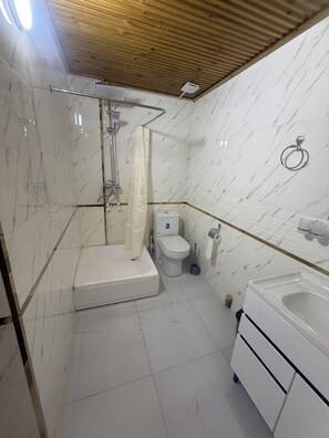 Deluxe Twin Room | Bathroom | Slippers