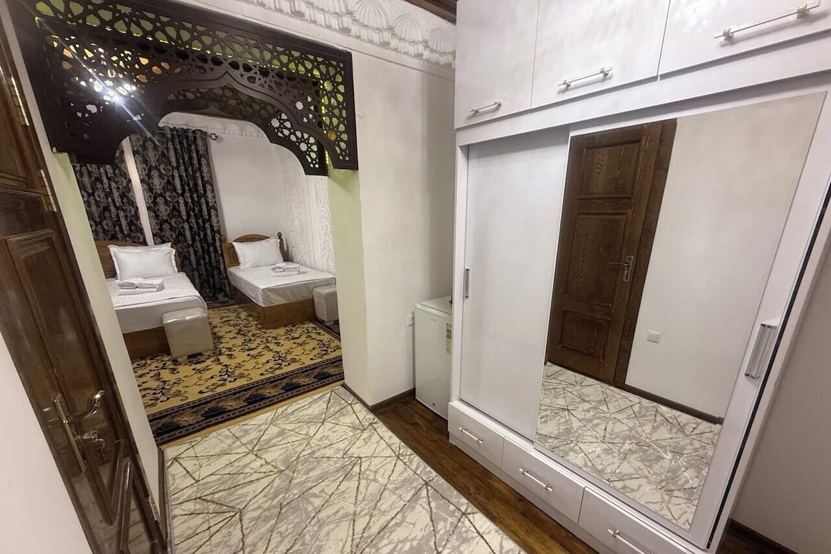 Chambre Deluxe avec lits jumeaux | Coffre-fort, systĂšme dâinsonorisation, fer et planche Ă repasser