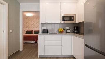 Een koelkast, een magnetron, een kookplaat