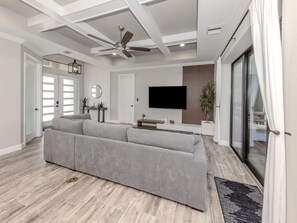 TV connectée, livres, espaces bureaux