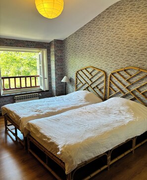 6 bedrooms, iron/ironing board, WiFi, bed sheets