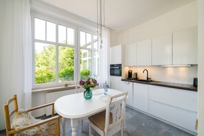 Een koelkast, een microgolfoven, een oven, een kookplaat