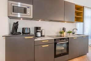 Kjøleskap, mikrobølgeovn, ovn og kokeplater