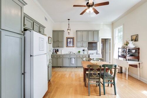 Old Opera House Grand Residence, Downtown Breaux Bridge, sleeps 7