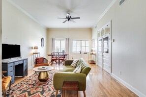 TV connectée, table de tennis de table, livres