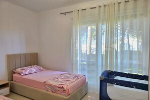 2 bedrooms, iron/ironing board, internet