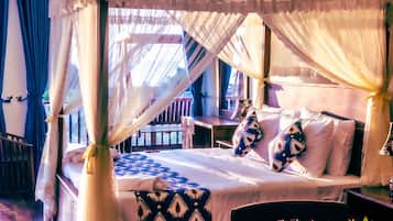 Suite Luxe, balcon, vue océan | Coffres-forts dans les chambres, rideaux occultants