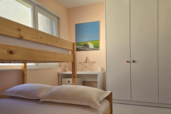2 bedrooms, iron/ironing board, Internet