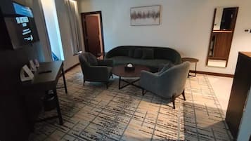 Caja de seguridad en la habitación y espacio para trabajar con laptop