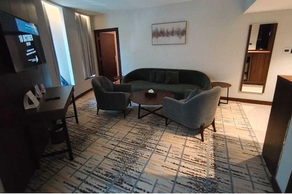 Executive Süit | Odada kasa, dizüstü bilgisayar çalışma alanı, ütü/ütü masası