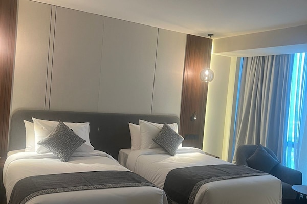 Superior İki Ayrı Yataklı Oda | Odada kasa, dizüstü bilgisayar çalışma alanı, ütü/ütü masası