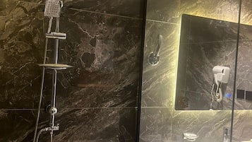 Shower, rainfall showerhead, free toiletries, hair dryer