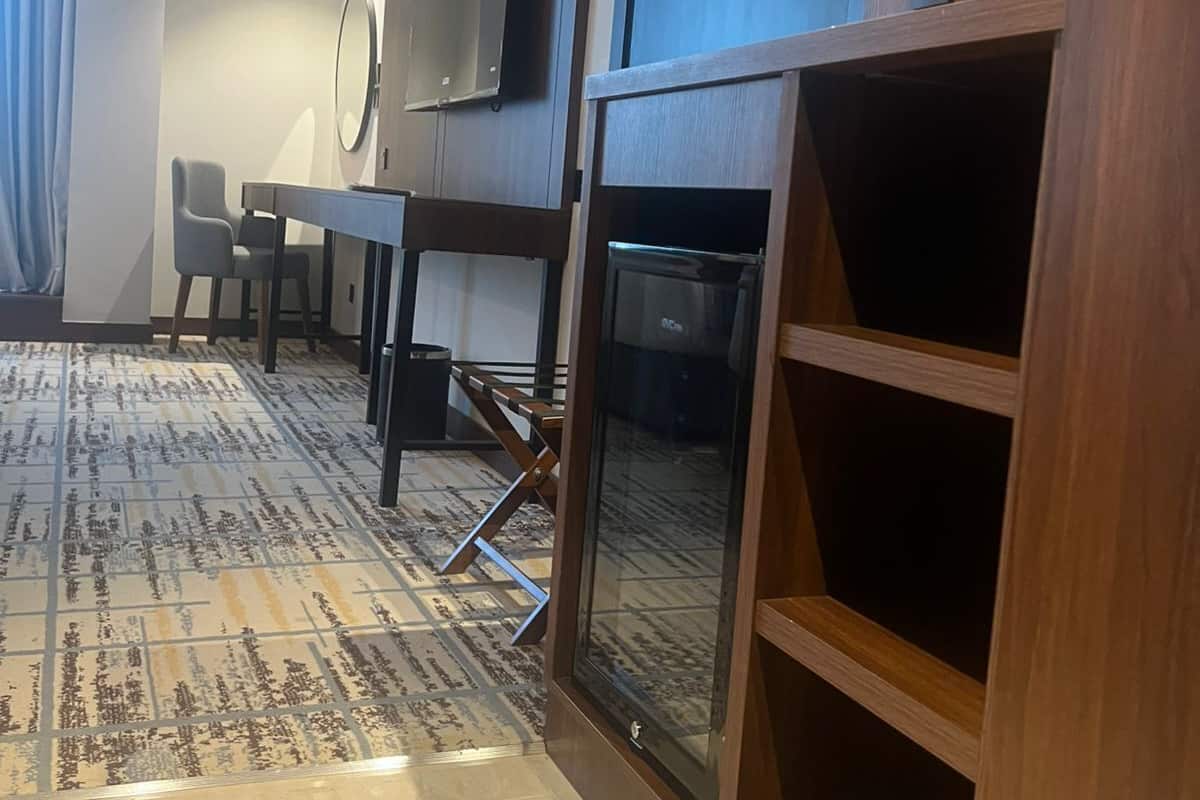 Peti besi dalam bilik, ruang kerja komputer riba