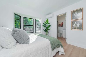 3 bedrooms, desk, iron/ironing board, free WiFi