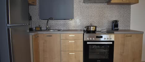 Lägenhet Comfort - utsikt mot staden | Eget kök | Stort kylskåp, ugn, spishäll och espressobryggare