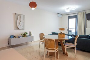 Comfort Apartment, City View | Living area