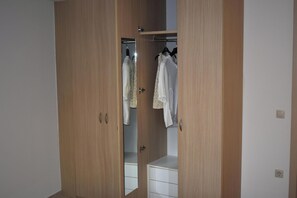 Comfort Apartment, City View | Wardrobe