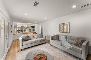 Smart TV, fireplace, ping pong - The Arvada Family Nook | Hot Tub & Parkside Charm (Arvada)