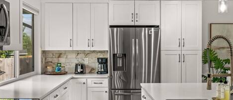 Refrigerador, microondas, horno, placa de cocina