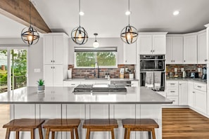Réfrigérateur, four à micro-ondes, un four, surface de cuisson