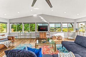 Smart TV, fireplace