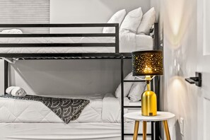 5 Schlafzimmer, Schreibtisch, Bügeleisen/Bügelbrett, Reisekinderbett