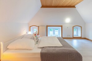 2 bedrooms, iron/ironing board, free WiFi
