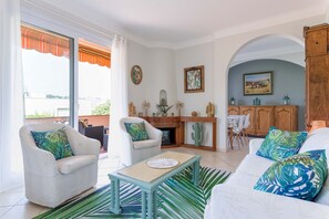 Living Room - Villa Les Chênes Verts by Halldis (Le Cannet)
