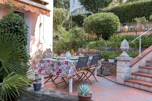 تناول الطعام بالخارج