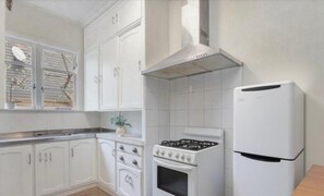 Private kitchen - Escape to this sun-kissed double bedrooms Mount Eden mountain view house (Auckland)