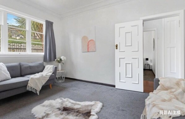 Living area - Escape to this sun-kissed double bedrooms Mount Eden mountain view house (Auckland)